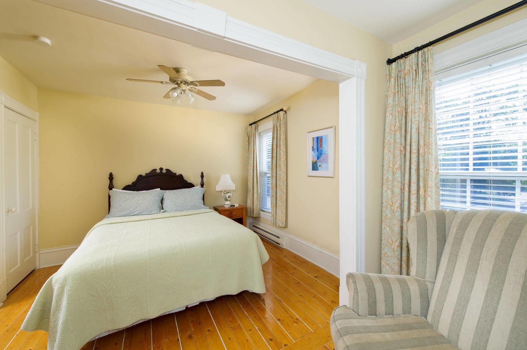 Auberge Gabriele Inn Shediac Exterior photo